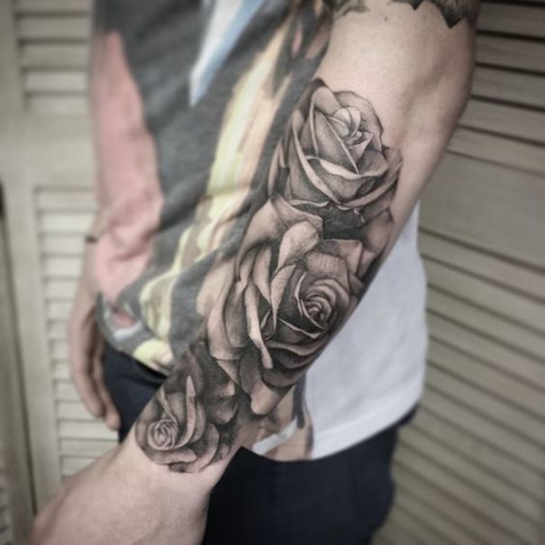 Tatouage de rose avant bras homme
