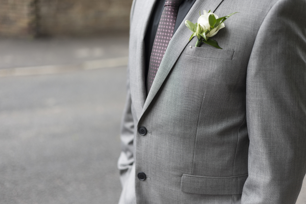 Comment porter le costume de mariage homme gris clair ?