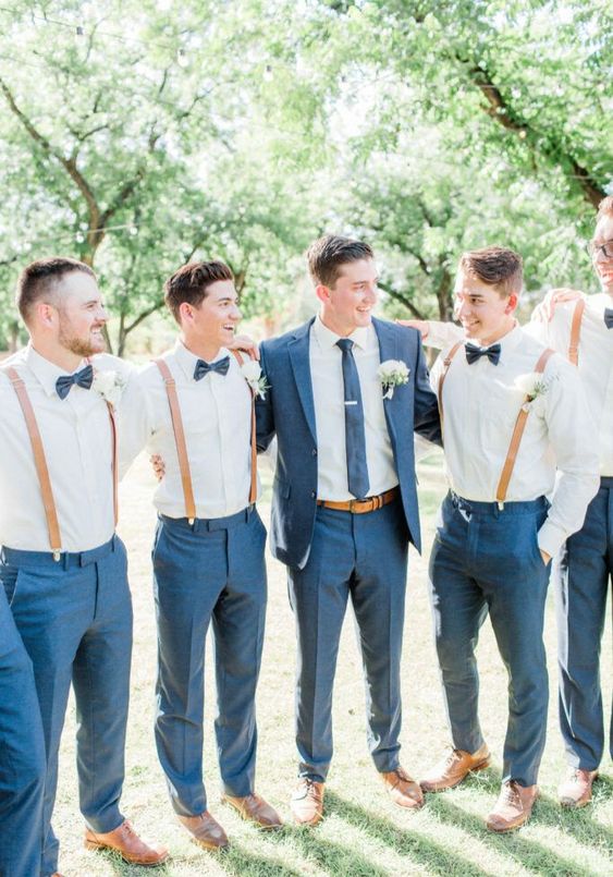groupe d'hommes en costume de mariage champêtre