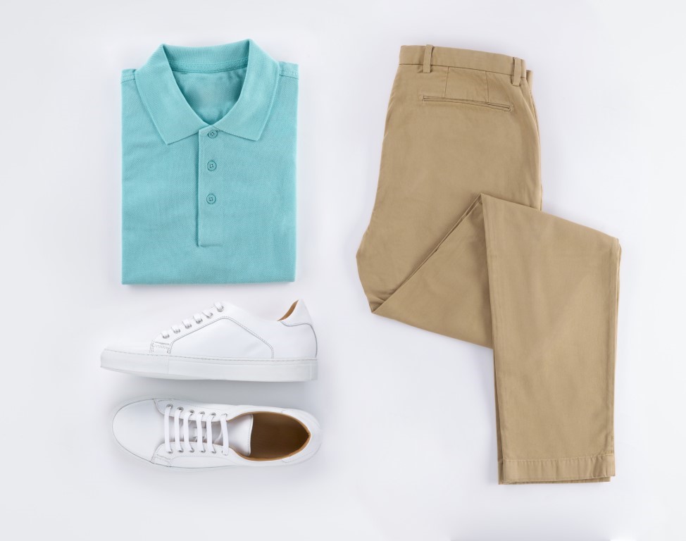 look homme casual chic chino polo baskets blanches