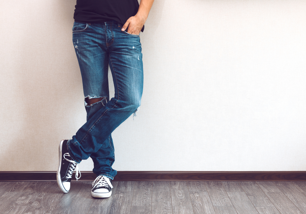 Comment porter le jean déchiré homme sans faire ado