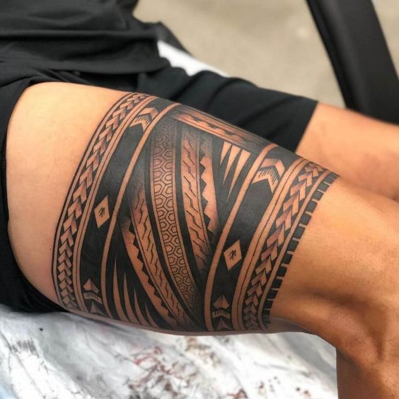 Tattoo cuisse homme style polynésien