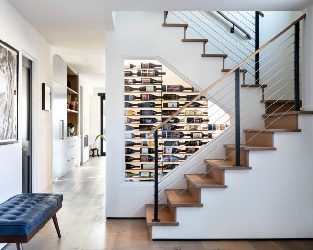 Espace de rangement sous l’escalier dédié au vin